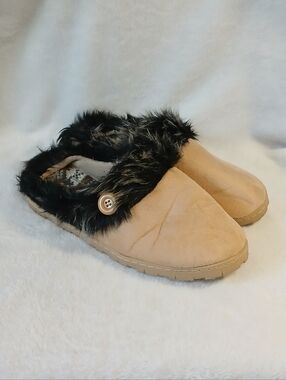 XL Women's Lined Fuzzy Slippers With Tread